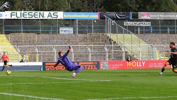 Torschütze  Theo Ogbidi (27, Lok) trifft gegen Torwart Jens Ulrich (1, Rotation).