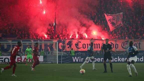 Pyrotechnik im Fanblock vom 1. FC Magdeburg