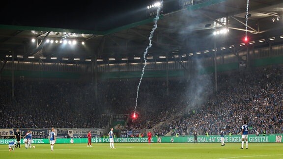 Fans von Eintracht Frankfurt schiessen Pyrotechnik auf den Platz. 