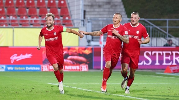 Marc-Philipp Zimmermann jubelt mit Mike Könnecke und Lucas Albert. 