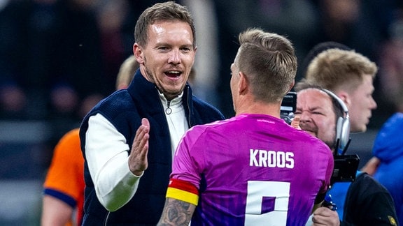 Bundestrainer Julian Nagelsmann klatscht mit Toni Kroos ab.