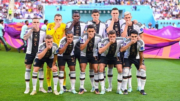 Nationalmannschaft haelt sich aus Protest beim Teamfoto den Mund zu