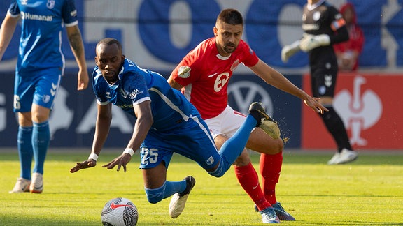 Dimitrij Nazarov Kickers Offenbach 10 und Silas Gnaka 1 FC Magdeburg 25 im Duel