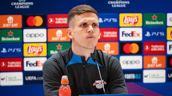 Dani Olmo, RB Leipzig, bei einer Pressekonferenz