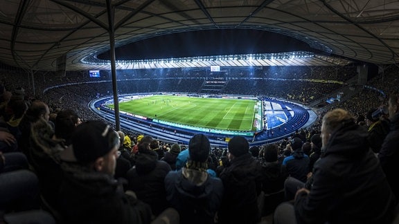 Panoramafoto vom Olympiastadion bei dem Spiel Hertha BSC Berlin gegen Borussia Dortmund in Berlin