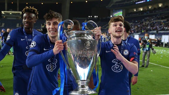 Die Chelsea-Profis Kai Havertz und Timo Werner freuen sich über den Champions-League-Titel 2021.