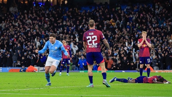 Julian Ãlvarez (19) von Manchester City feiert seinen Treffer zum 3:2 während des Spiels der UEFA Champions League Gruppe G zwischen Manchester City und RB Leipzig im Etihad Stadium, Manchester.