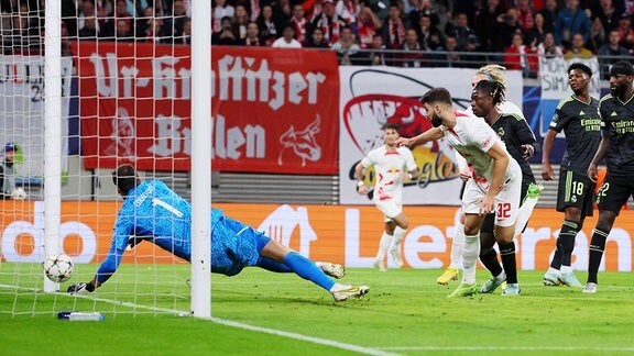 Tor für RB Leipzig. Josko Gvardiol 32, RB Leipzig trifft zum 1:0 gegen Torwart Thibaut Courtois 