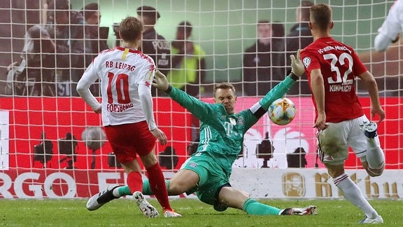 Torwart Manuel Neuer hält gegen Emil Forsberg 