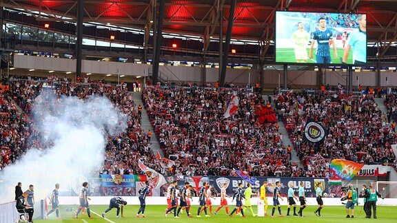 Auflaufen der Mannschaften vor den Fans von RB Leipzig.