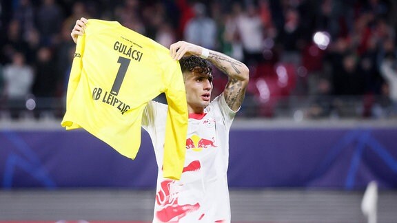 Dominik Szoboszlai 17, RB Leipzig nach seinem Abseitstreffer mit dem Trikot von Torwart Peter Gulacsi 1, RB Leipzig.