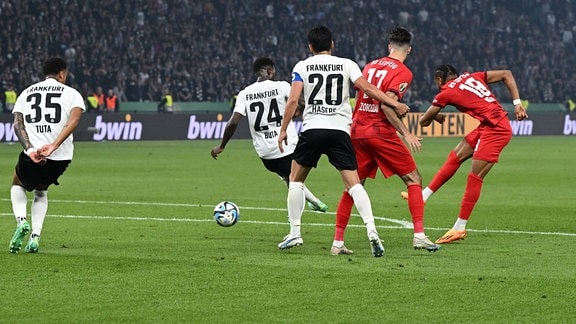 Christopher Nkunku RB Leipzig erzielt das Tor zum 1:0 gegen Eintracht Frankfurt.
