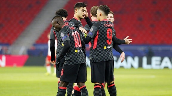 Liverpools Sadio Mane feiert den zweiten Treffer seiner Mannschaft während des Achtelfinal-Hinspiels der UEFA Champions League gegen RB Leipzig in der Puskas Arena in Budapest