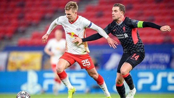 Leipzigs Dani Olmo (weiß) gegen Liverpools Jordan Henderson im CL-Achtelfinale, am 16.2.2021 in Budapest
