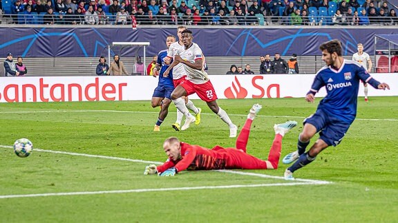 v.li.: Peter Gulacsi RB Leipzig, 32, Torwart macht im Duell gegen Martin Terrier Olympique Lyonnais, 7 keine gute Figur Tor zum 0:2