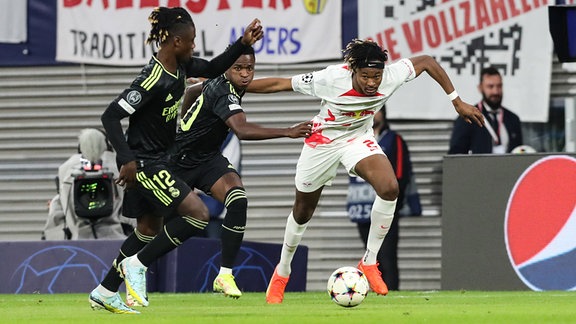 Mohamed Simakan (RB Leipzig,2) gegen Vinicius Junior (Real Madrid,20) und Eduardo Camavinga (Real Madrid,12)