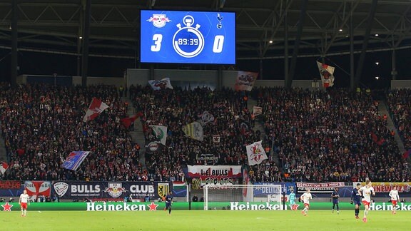 Fanblock RB Leipzig mit Anzeigetafel Spielstand 3-0