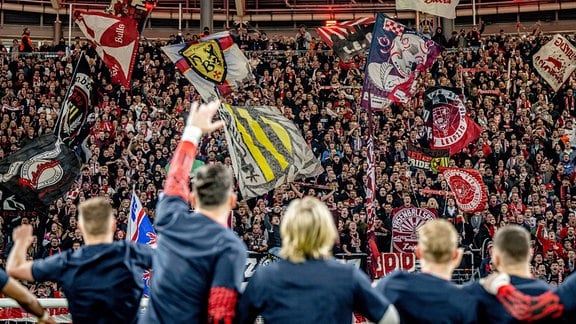 Leipzigs Fans feiern mit dem Team.