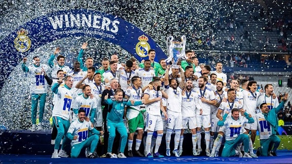 Die Spieler von Real Madrid feiern den Gewinn der Champions League 2022