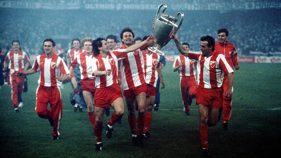 Sieger Roter Stern Belgrad, die Spieler rennen hocherfreut mit dem Cup über das Spielfeld, 1991.