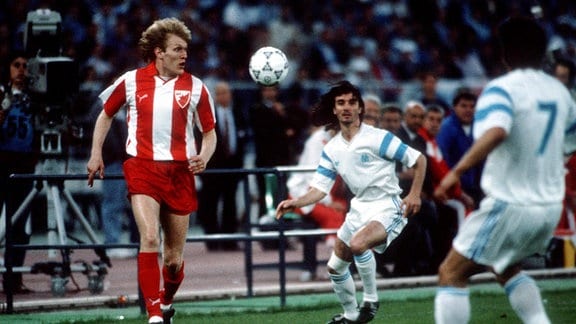 Robert Prosinecki (Roter Stern Belgrad), hi. Eric di Meco (Olympique de Marseille), 1991.
