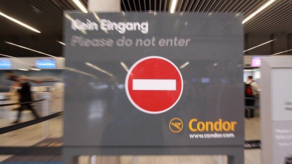 Schild Zutritt verboten kein Eingang an einem Condor Check-In Schalter