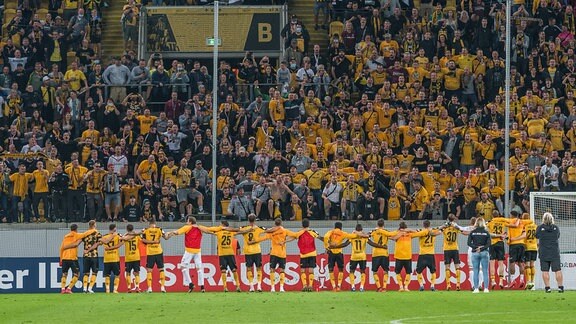 Die Dresdner Mannschaft nach Abpfiff bei den Fans