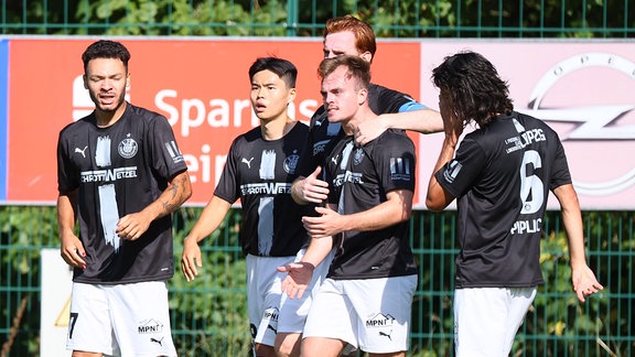 Linus Jakob Zimmer (15, Lok) trifft zum 1:2 und jubelt mit den Teamkollegen. 