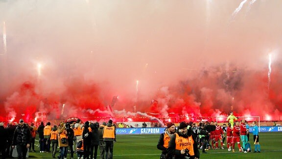 Fans im Stadion Rajko Mitic (Roter Stern Belgrad)     