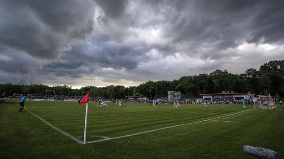 Dunkle Wolken über dem Stadion Vogelgesang, 2014