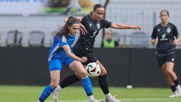 Marie Bleil (SV Meppen, 7) und Nelly Juckel (FC Carl Zeiss Jena, 31) im Zweikampf