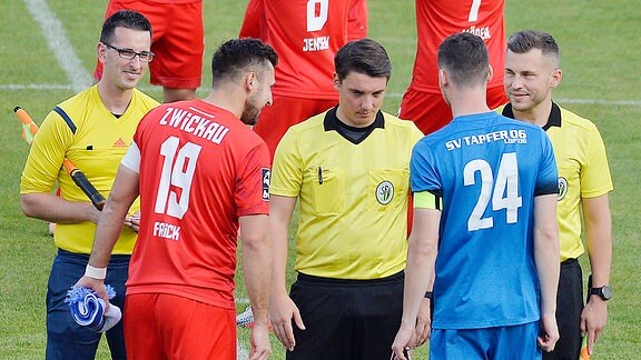 Schiedsrichter Ronny Walter (Mitte), Schiedsrichter-Assistent Fabian Goerke (li.) und Schiedsrichter-Assistent Dirk Meissner (re.) sowie Davy Frick (Defensives Mittelfeld FSV Zwickau, Rückennummer 19) (2.v.l.) und Sebastian Scharr (Mittelfeld Tapfer Leipzig, Rückennummer 24) 