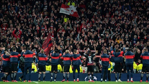 RB Leipzig Fans feiern Ihre Mannschaft nach dem Spiel