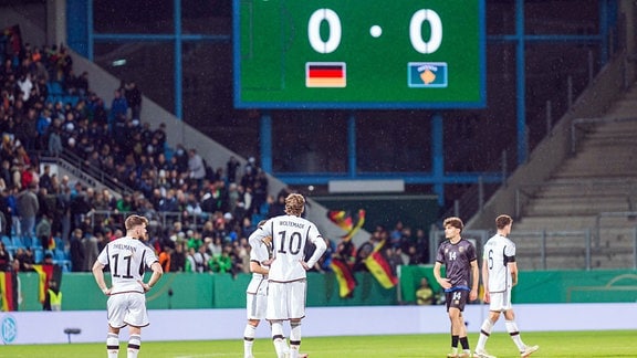 0:0 steht auf der Anzeigetafel im Stadion. Die Mannen der Deutschen u21 Nationalmannschaft sind nach Spielende traurig.