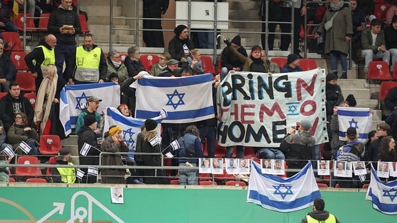 Ordner wollen Banner "Bring them home" entfernen.
