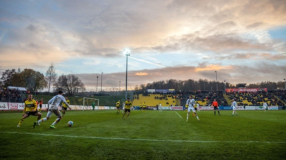 Blick aufs Spielfeld während des Spiels VFC Plauen - SG Dynamo Dresden.