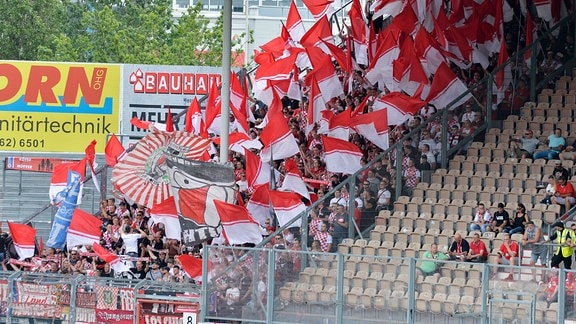 Fans von Rot-Weiß Erfurt mit Fahnen im Spiel Cottbus gegen Erfurt (04.08.2019)