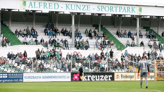 Fans der BSG Chemie Leipzig im Alfred-Kunze-Sportpark