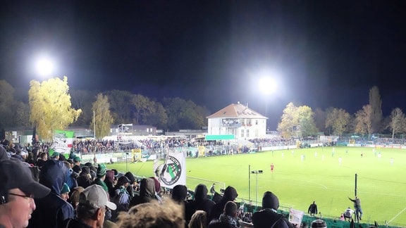Der Alfred-Kunze-Sportpark mit Flutlicht im DFB-Pokalspiel 2018 gegen Paderborn