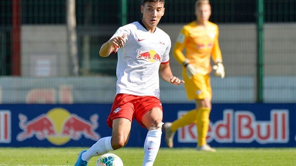 Anton Rücker, RB Leipzig U19, am Ball.