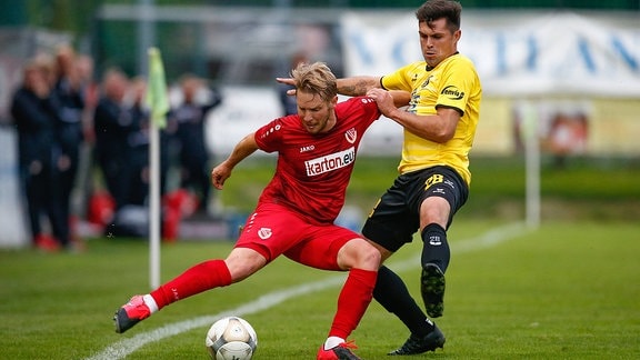 Zweikampf zwischen Florian Bruegmann Energie Cottbus, 2, und Thomas Stock VfB Auerbach