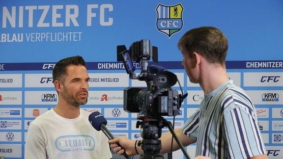 Auf der Pressekonferenz wird der neue Cheftrainer des CFC , Benjamin Duda, vorgestellt. Niklas Hoheneder wird auch an der Seite von Benjamin Duda weiterhin als Co-Trainer des Regionalliga-Teams fungieren.Der Sportdirektor Chris Löwe beantwortet Fragen zur Trainerentscheidung.