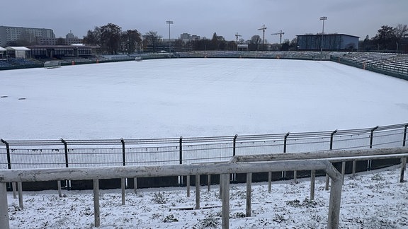 Ein zugeschneites Fußballfeld