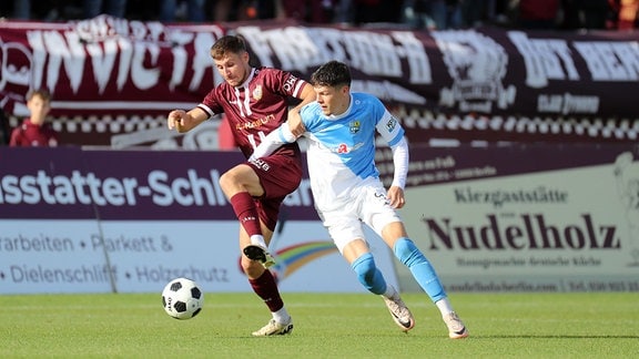 Tobias Stockinger (BFC Dynamo) und Niclas Erlbeck (Chemnitzer FC) im Zweikampf