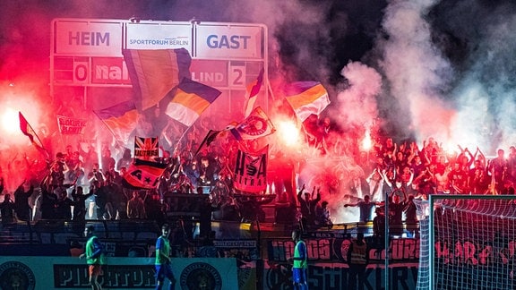 Fans von Jena brennen Feuerwerk ab.