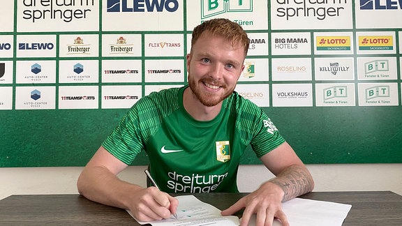 Fabian Rüth unterzeichnet seinen Vertrag bei der BSG.