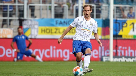 Rene Lange am Ball (FC Carl Zeiss Jena)