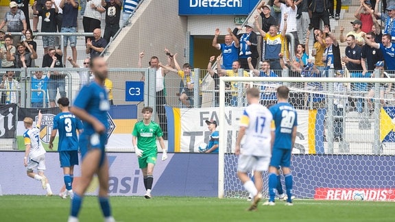 Die Jena Fans auf der Nordkurve jubeln über das Tor zum 3:2 durch Erik Weinhauer Jena, links im Bild.