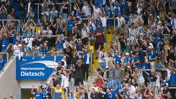 Die Jena Fans auf der Nordkurve jubeln über das Tor zum 3:2 durch Erik Weinhauer Jena, links im Bild.