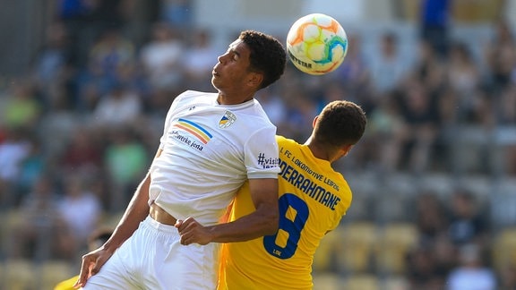 Benjamin Zank (Jena) und Farif Abderrahmane (Leipzig) kämpfen in der Luft um den Ball.